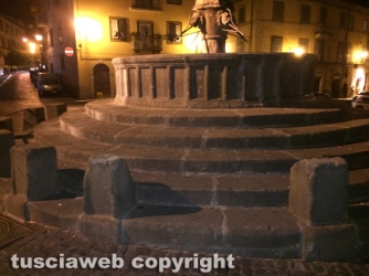 Viterbo - Danneggiata e deturpata la fontana di San Faustino