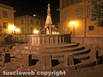 Viterbo - Danneggiata e deturpata la fontana di San Faustino