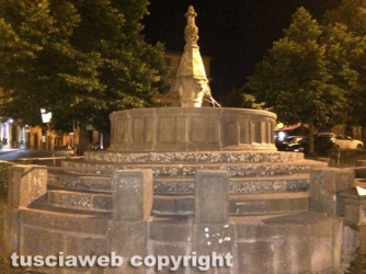 Viterbo - Danneggiata e deturpata la fontana di San Faustino