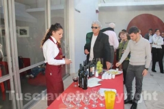 La degustazione dei prodotti della Tuscia fuori dall\'istituto italiano di cultura