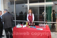 La degustazione dei prodotti della Tuscia fuori dall\'istituto italiano di cultura