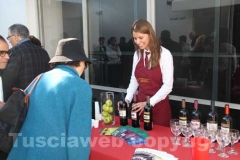 La degustazione dei prodotti della Tuscia fuori dall\'istituto italiano di cultura