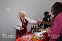 La degustazione dei prodotti della Tuscia fuori dall\'istituto italiano di cultura