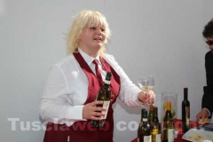 La degustazione dei prodotti della Tuscia fuori dall\'istituto italiano di cultura