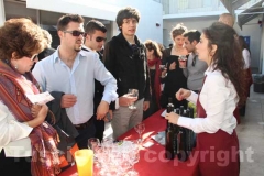 La degustazione dei prodotti della Tuscia fuori dall\'istituto italiano di cultura