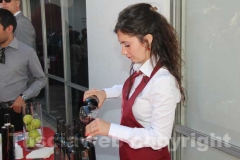 La degustazione dei prodotti della Tuscia fuori dall\'istituto italiano di cultura