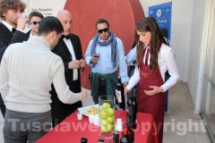 La degustazione dei prodotti della Tuscia fuori dall\'istituto italiano di cultura