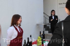 La degustazione dei prodotti della Tuscia fuori dall\'istituto italiano di cultura