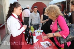 La degustazione dei prodotti della Tuscia fuori dall\'istituto italiano di cultura