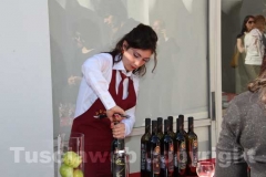 La degustazione dei prodotti della Tuscia fuori dall\'istituto italiano di cultura