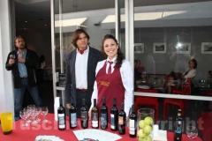 La degustazione dei prodotti della Tuscia fuori dall\'istituto di cultura