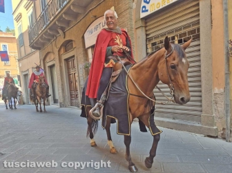 Defuk e il servo Martino hanno sfilato nelle vie del centro