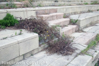 Degrado e sporcizia al Bucone