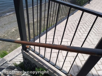 Il parapetto del muraglione sul lungolago di Montefiascone