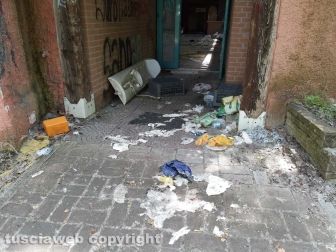 La sporcizia nella ex struttura Il Faro