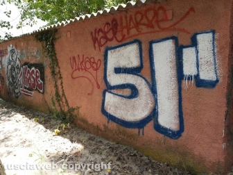 Le scritte sui muri della ex struttura Il Faro