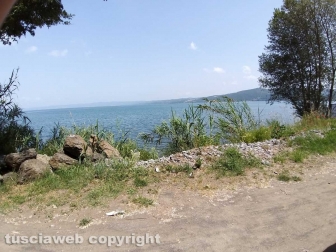 Sassi sul lungolago di Montefiascone