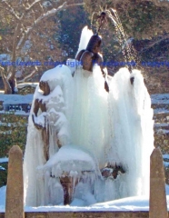 La fontana dei quattro mori a Villa Lante danneggiata dal ghiaccio