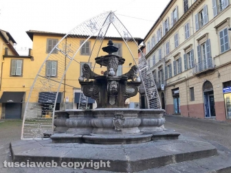 Viterbo - La fontana di piazza delle Erbe deturpata