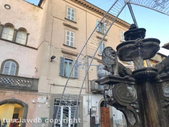 Viterbo - La fontana di piazza delle Erbe deturpata