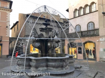 Viterbo - La fontana di piazza delle Erbe deturpata