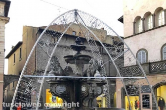 Viterbo - La fontana di piazza delle Erbe deturpata
