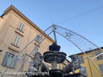 Viterbo - La fontana di piazza delle Erbe deturpata