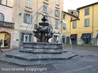 Viterbo - La fontana di piazza delle Erbe deturpata