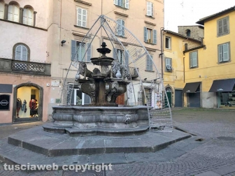 Viterbo - La fontana di piazza delle Erbe deturpata