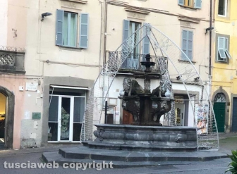 Viterbo - La fontana di piazza delle Erbe deturpata