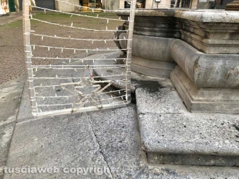 Viterbo - La fontana di piazza delle Erbe deturpata