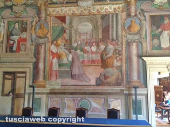 Viterbo - Deturpato un affresco alla Sala Regia