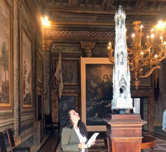La sindaca Frontini con il bozzetto di Dies Natalis