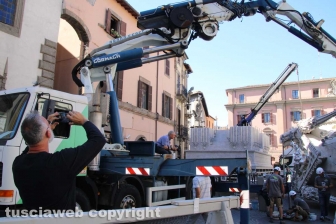 Viterbo - Dies Natalis a piazza del Comune - La costruzione - Di spalle Raffaele Ascenzi
