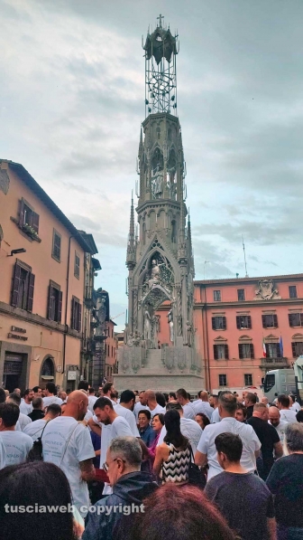 Viterbo - Santa Rosa - Dies Natalis a piazza del Comune - I facchini sotto la macchina