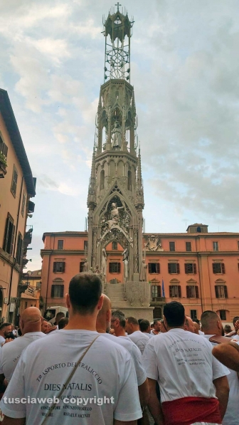 Viterbo - Santa Rosa - Dies Natalis a piazza del Comune - I facchini sotto la macchina