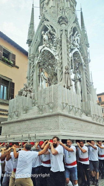 Viterbo - Santa Rosa - Dies Natalis a piazza del Comune - I facchini sotto la macchina