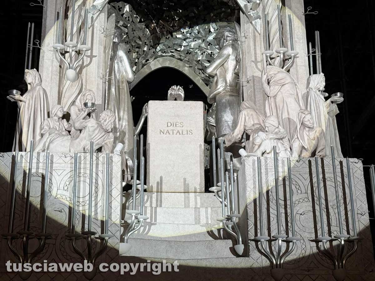 Montaggio della macchina di Santa Rosa - Dies Natalis - La statua della patrona