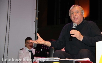Viterbo - Don Ciotti sul palco di Ombre festival