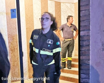 Viterbo - Donna bloccata in ascensore, salvata da polizia e vigili del fuoco
