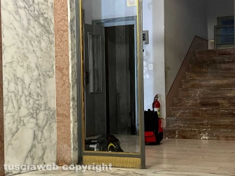 Viterbo - Donna bloccata in ascensore, salvata da polizia e vigili del fuoco