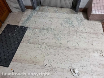 Viterbo - Donna bloccata in ascensore, salvata da polizia e vigili del fuoco