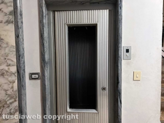 Viterbo - Donna bloccata in ascensore, salvata da polizia e vigili del fuoco