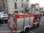 Donna cammina sul tetto