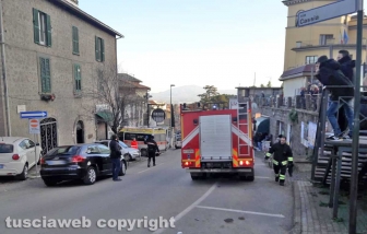 Montefiascone - Donna cammina sul tetto