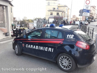 Montefiascone - Donna cammina sul tetto