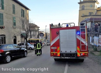 Montefiascone - Donna cammina sul tetto