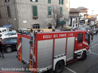 Montefiascone - Donna cammina sul tetto