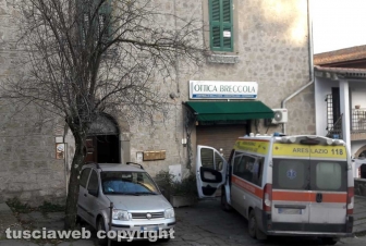 Montefiascone - Donna cammina sul tetto