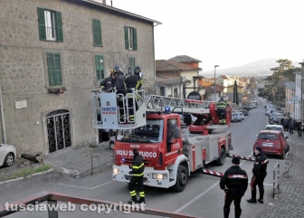 Montefiascone - Donna cammina sul tetto